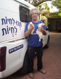 30 תרנגולות חולצו על ידי תנו לחיות לחיות