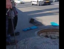 בור ביוב פתוח על כביש מהיר