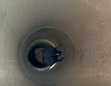 תעלה עמוקה ובתוכה נראה מרחוק אדם זוחל