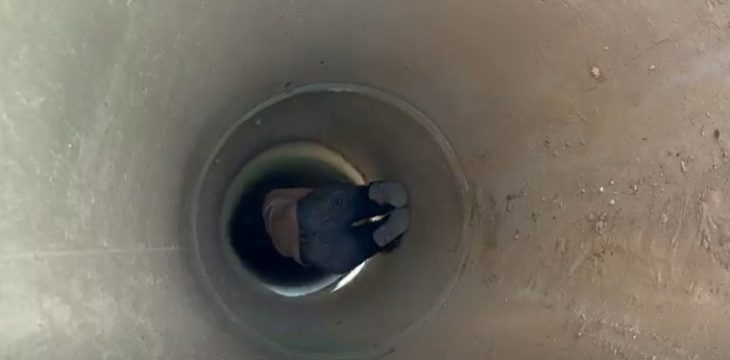 תעלה עמוקה ובתוכה נראה מרחוק אדם זוחל